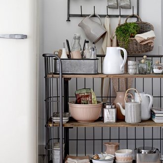 Κουζίνα με ράφια δαπέδου