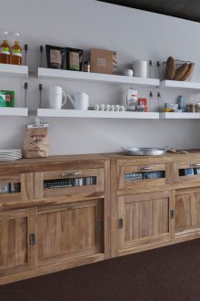 Κουζίνα με κρεμαστά ράφια