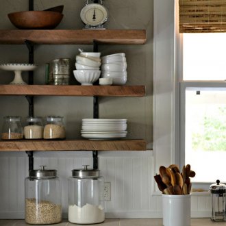 Κουζινίτσα με ράφια.