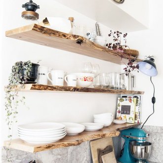 Κουζίνα με ράφια από ξύλο