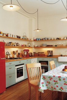 Κουζίνα με γωνιακά ράφια