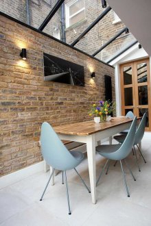 Διακοσμητικό τοίχο από τούβλα στο εσωτερικό