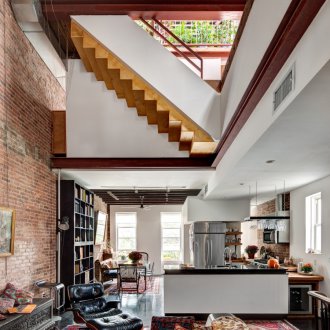 Γωνιακό ντους στο εσωτερικό του μπάνιου ενός εξοχικού σπιτιού