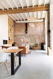 Τοίχο από τούβλα στο εσωτερικό του σοφίτα