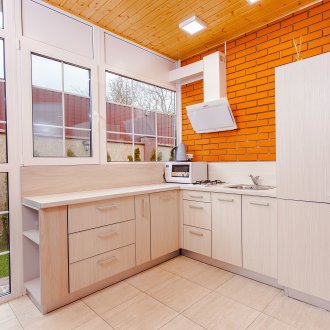 Πορτοκαλί γυαλιστερό τραπέζι