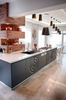 Τούβλα ράφια στην κουζίνα