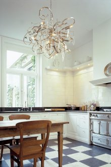 Πολυέλαιος για μια τεντωμένη οροφή στην κουζίνα