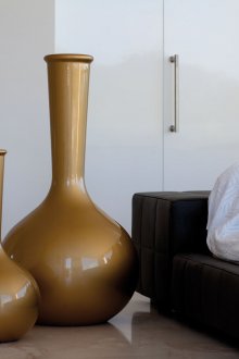 Grandi vasi da terra marroni nel soggiorno