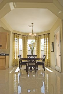 Πολυέλαιος για μια οροφή τέντωμα στην τραπεζαρία