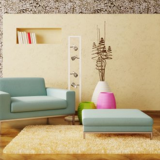 Πολύχρωμα αγγεία στο πάτωμα στο σαλόνι