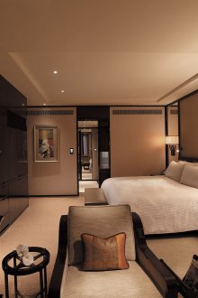 Γυαλιστερά έπιπλα στο υπνοδωμάτιο με μελέτη