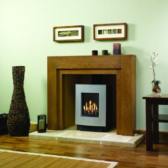 Μαύρο βάζο λυγαριάς στο σαλόνι με τζάκι