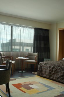 Λακωνικός σχεδιασμός ενός υπνοδωματίου με μια μελέτη