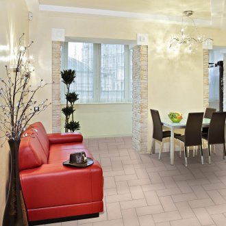 Μαύρο και καφέ βάζο δαπέδου με τεχνητή διακόσμηση σε διαμέρισμα στούντιο