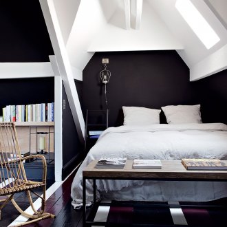 Γκρίζο υπνοδωμάτιο με μελέτη