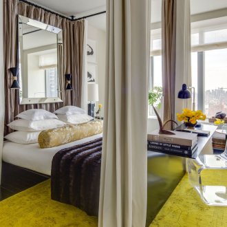 Καθρέφτης στο υπνοδωμάτιο με μια μελέτη