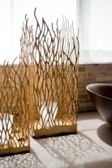 Ασυνήθιστα αγγεία στο πάτωμα στο εσωτερικό