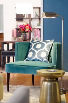 Τιρκουάζ πολυθρόνα στο εσωτερικό