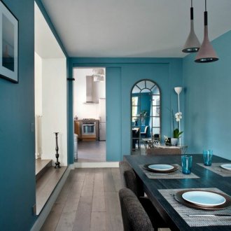 Τυρκουάζ τοίχους στο σαλόνι