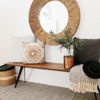 Καθρέφτης σε ξύλινο πλαίσιο στο διάδρομο