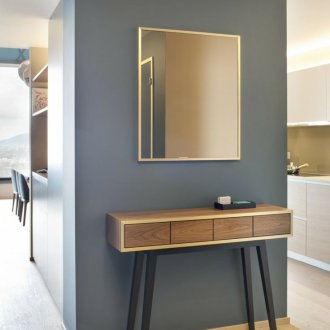 Τετράγωνο καθρέφτη στο διάδρομο