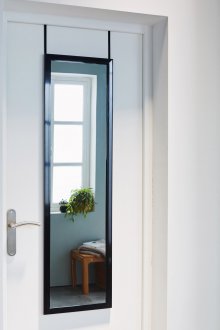 Καθρέφτης στην πόρτα στο διάδρομο