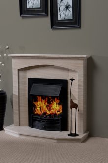 Μαύρο βάζο στο πάτωμα με τζάκι