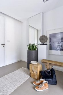 Καθρέφτης στον τοίχο στο διάδρομο