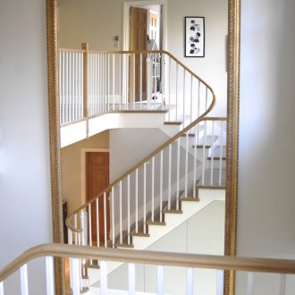 Καθρέφτης σε χρυσό πλαίσιο στο διάδρομο