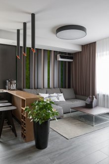 Μαύρο μεγάλο υπαίθριο βάζο με φρέσκα λουλούδια σε ένα μικρό διαμέρισμα