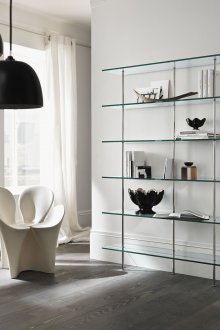 Γυάλινα ράφια στο σαλόνι