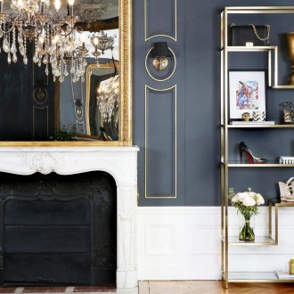 Γυάλινα ράφια σε μεταλλικό πλαίσιο