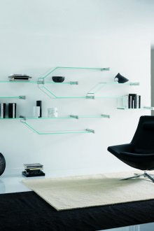 Γυάλινα ράφια στον τοίχο