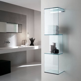 Γυάλινα ράφια στο μπάνιο