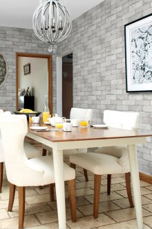 Ταπετσαρία κάτω από ένα τούβλο