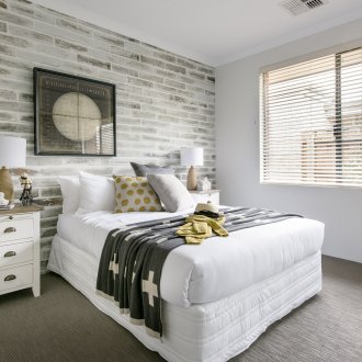 Γκρι-άσπρη ταπετσαρία κάτω από ένα τούβλο