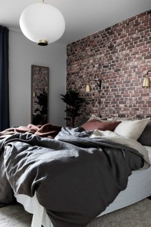 Σκούρο ταπετσαρία κάτω από ένα τούβλο