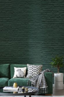 Πράσινη ταπετσαρία κάτω από ένα τούβλο