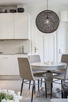 Γυάλινο βάζο με φρέσκα λουλούδια