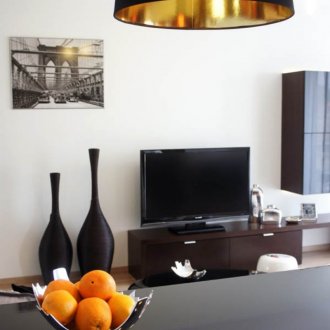 Δύο μαύρα αγγεία στο σαλόνι