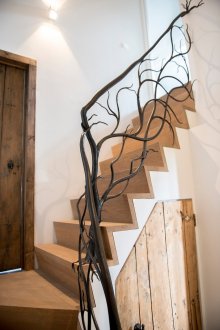 Κάγκελα με τη μορφή υποκαταστήματος για τις σκάλες