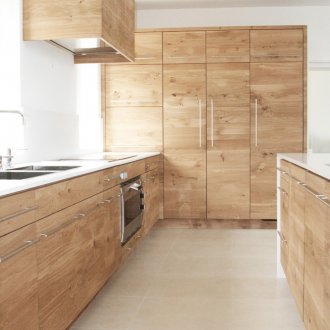 Η θέση του ψυγείου κάτω από το δέντρο στην κουζίνα