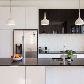 Η θέση του ψυγείου στην κουζίνα σε μονόχρωμη σχεδίαση