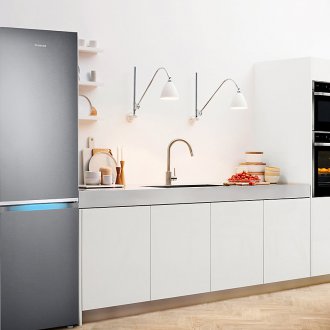 Γκρι ψυγείο στην κουζίνα