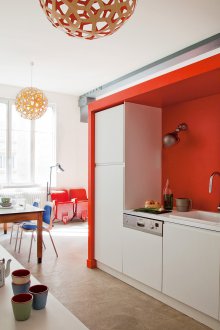 Ψυγείο στη γωνία της κουζίνας