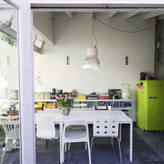 Φωτεινό ψυγείο στην κουζίνα