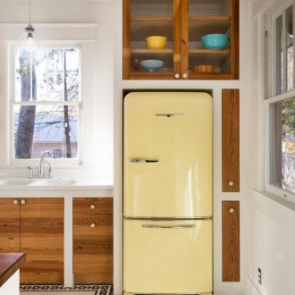 Κίτρινο ψυγείο στην κουζίνα