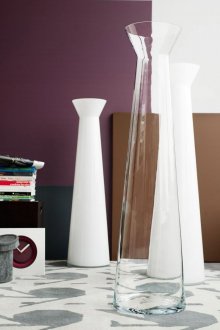 Γυάλινα και λευκά αγγεία στο πάτωμα στο εσωτερικό