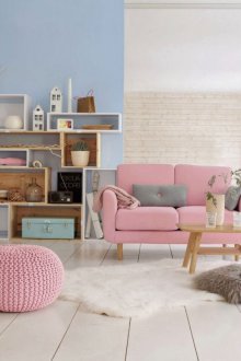 Ροζ καναπές στο εσωτερικό