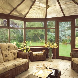 Γυάλινα αγγεία στο πάτωμα στο κιόσκι